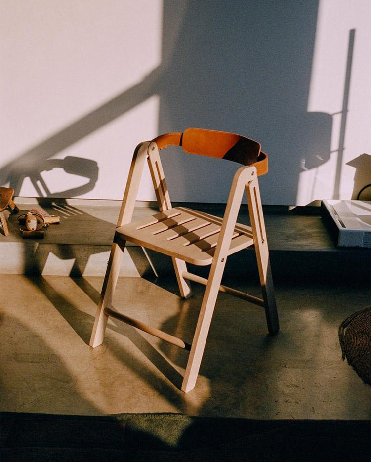 Chaise pliante en bois de chêne avec dossier en cuir premium, gamme Ika - France Bureau