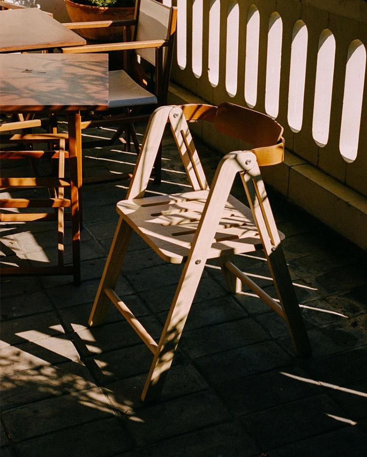 Chaise pliante en bois de chêne avec dossier en cuir premium, gamme Ika - France Bureau