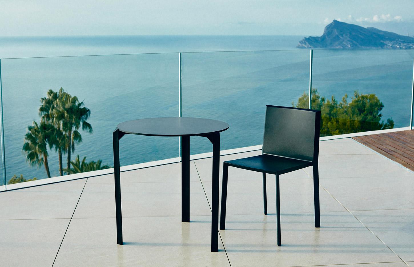 Table et chaise d\'extérieur rondes, carrées ou rectangulaires et empilables, gamme Kari - France Bureau