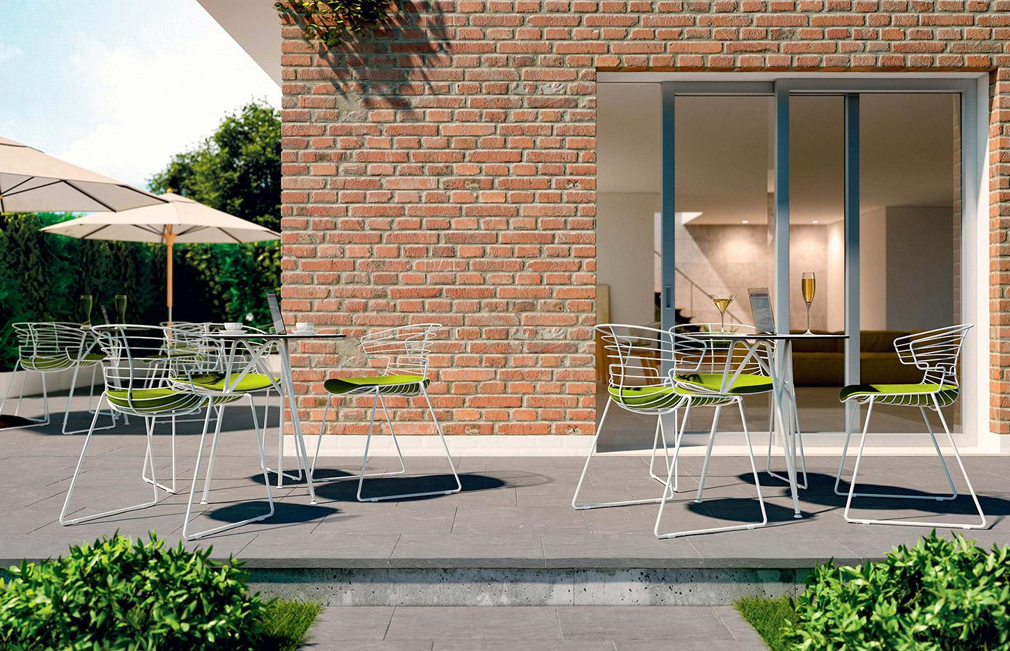 Table et chaise d\'extérieur avec dossier cadre filaire en acier, gamme Karma outdoor - France Bureau