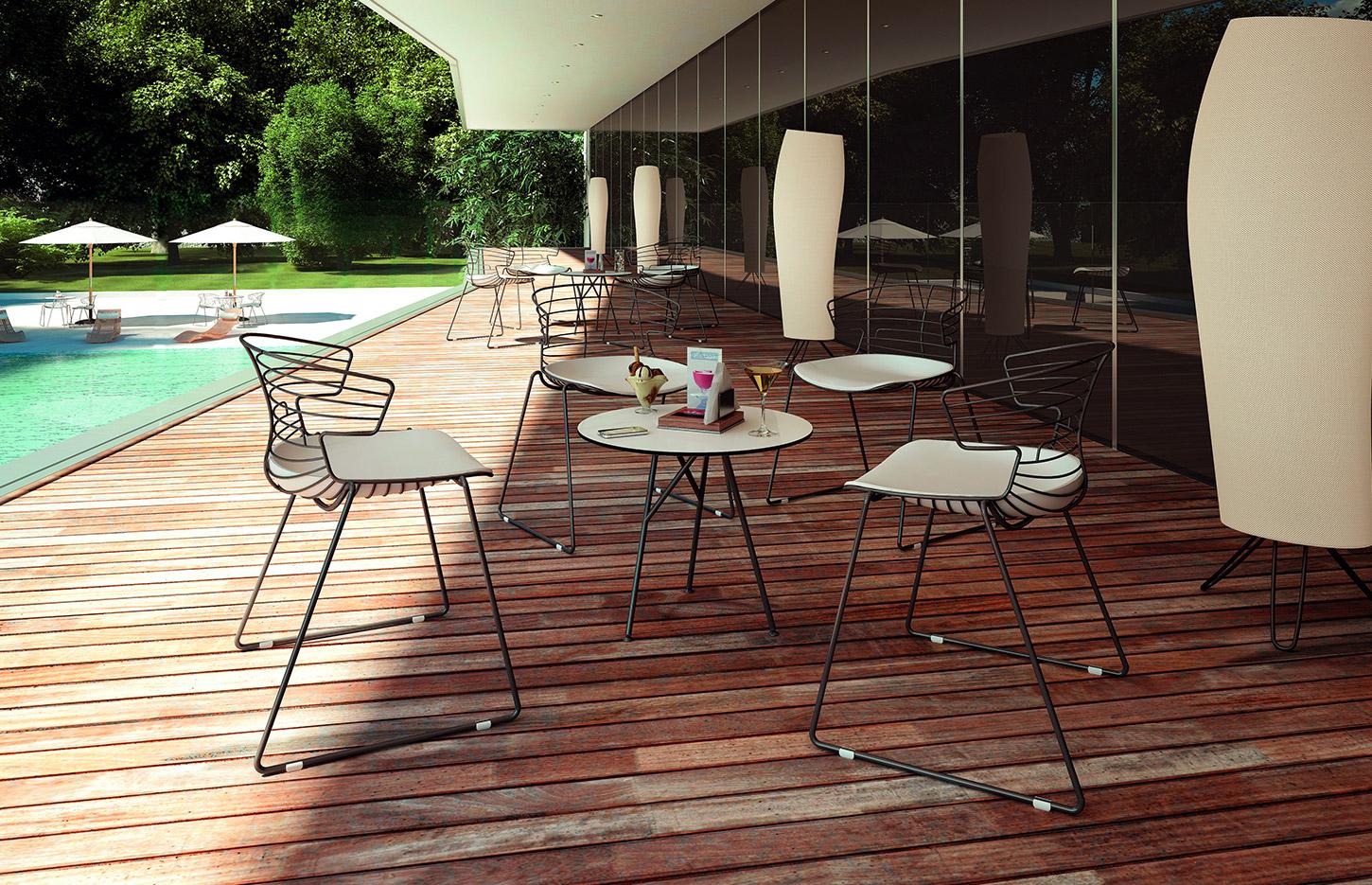 Table et chaise d\'extérieur avec dossier cadre filaire en acier, gamme Karma outdoor - France Bureau
