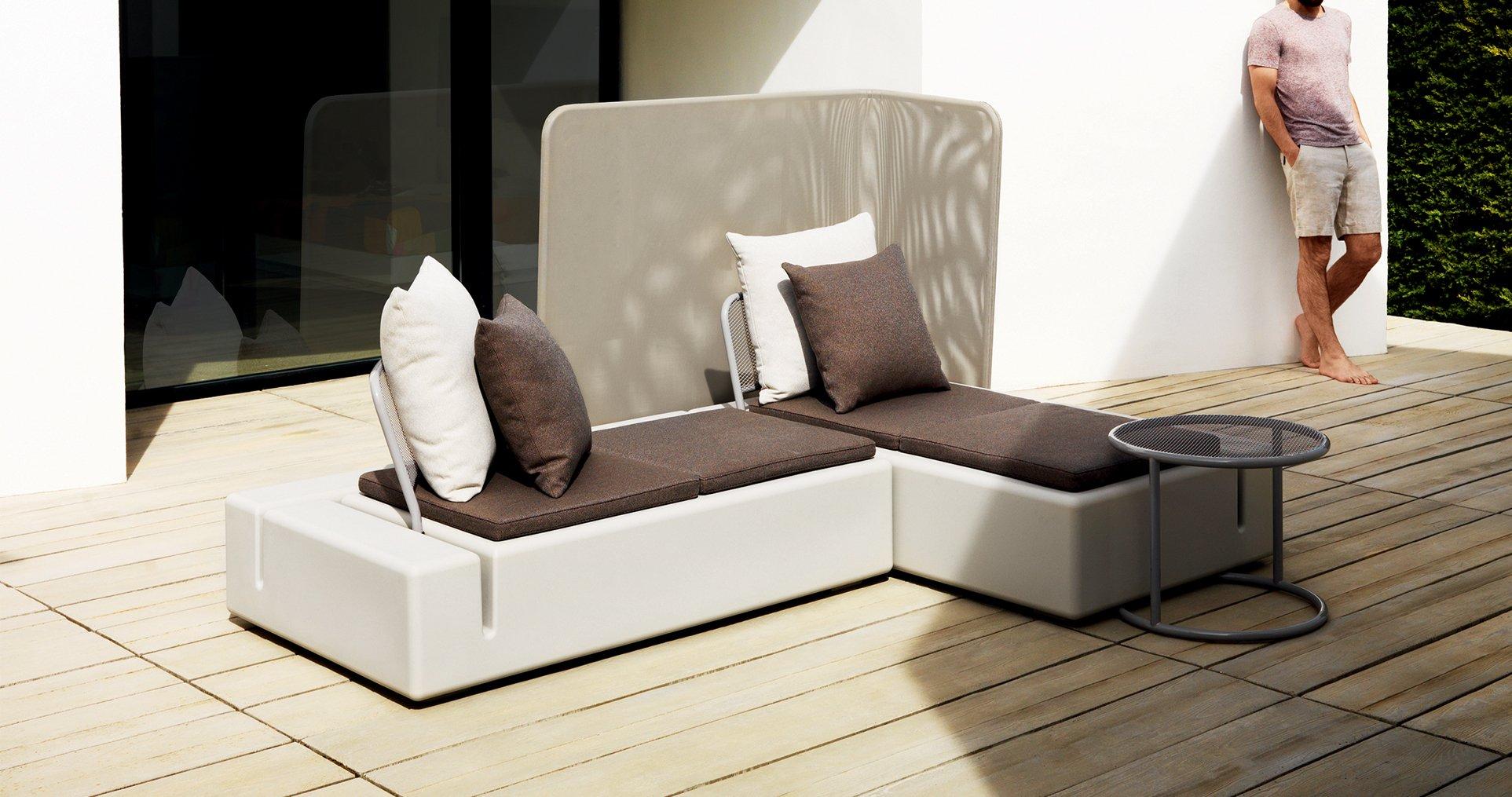 Table et chaise d\'extérieur avec module pour composition de canapé d\'extérieur, gamme Khao - France Bureau
