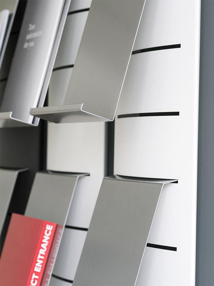 Présentoir en acier blanc ou Noir, 3 porte-brochures réglables en hauteur, gamme Kolata - France Bureau