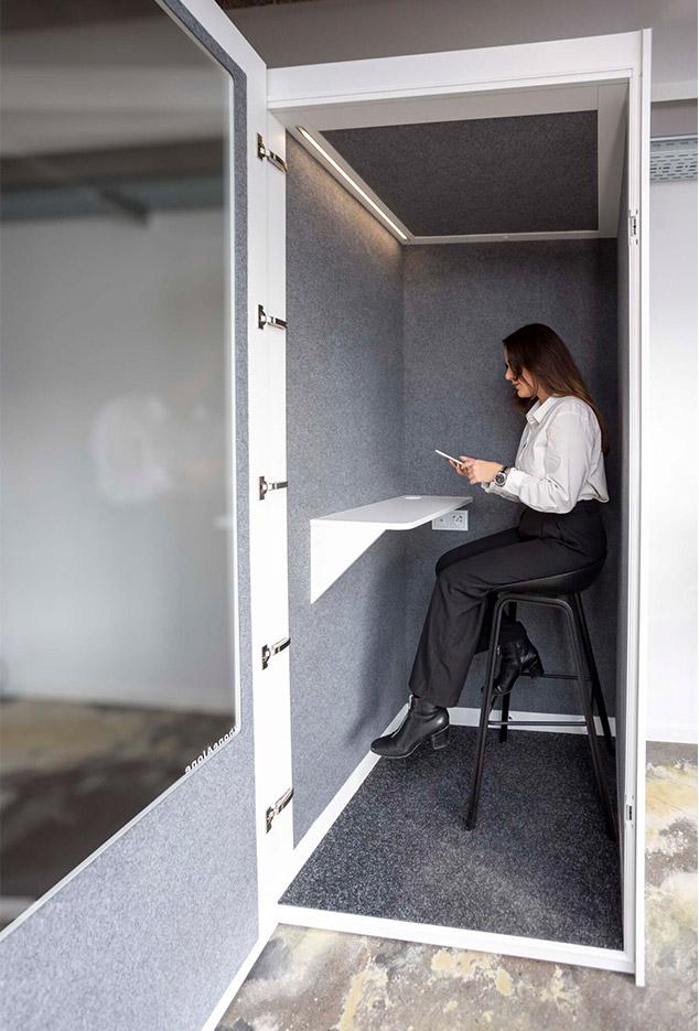 Cabine acoustique 1 place avec tablette et connectiques, gamme Koronia 1 place - France Bureau