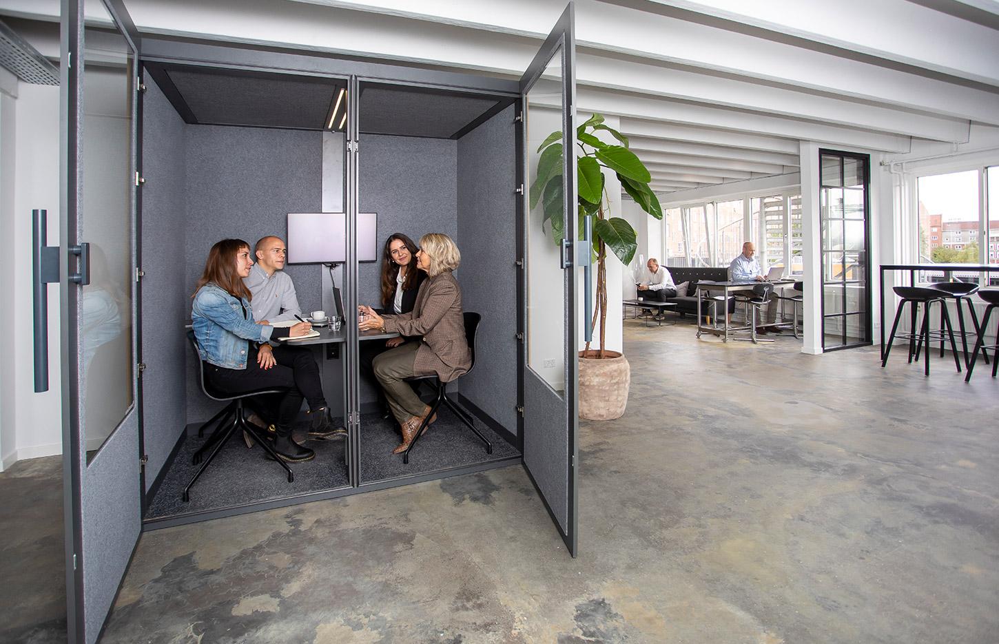 Cabine acoustique 4 places avec table mobile avec connectiques, gamme Koronia 4 places - France Bureau