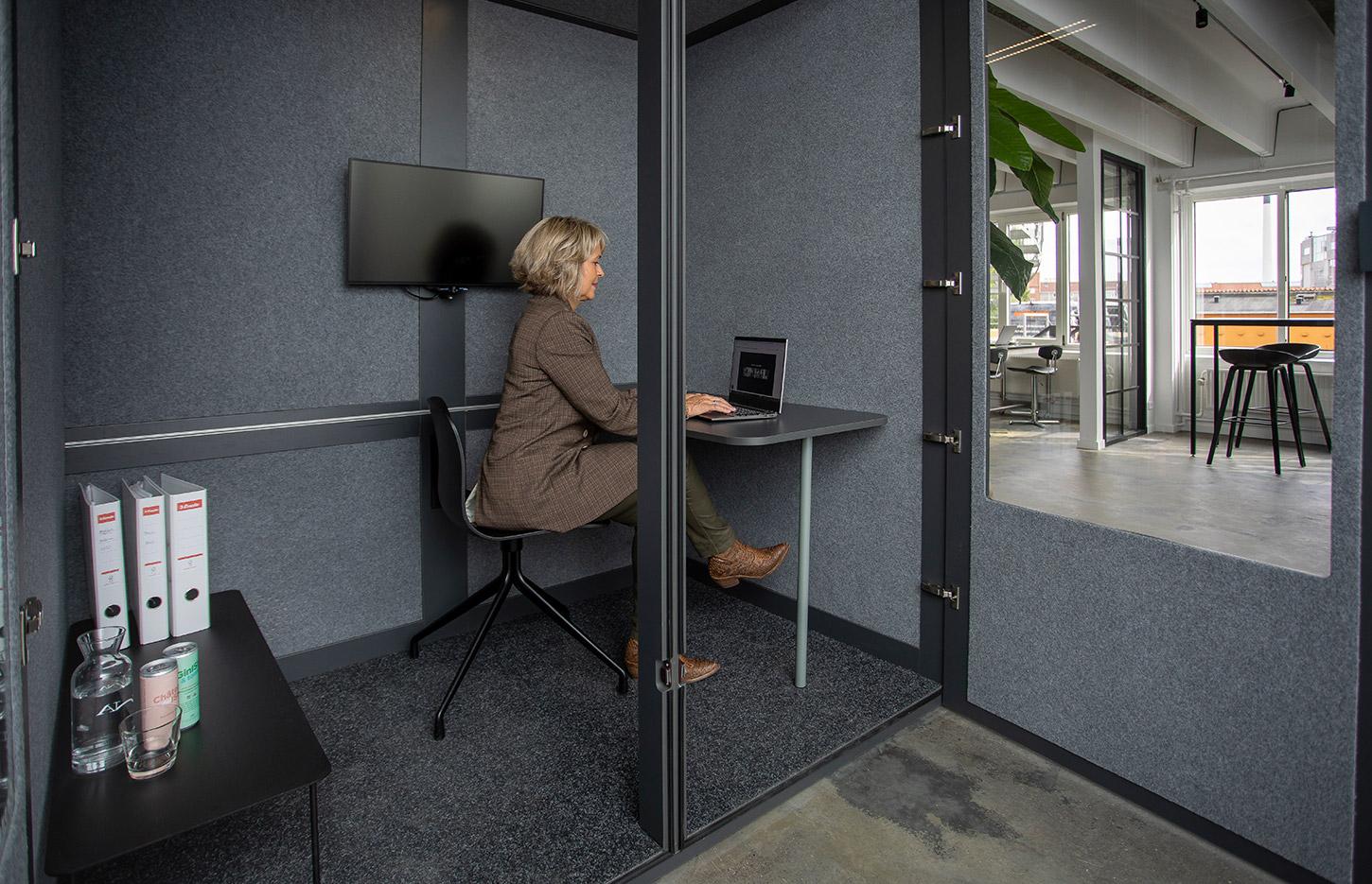 Cabine acoustique 4 places avec table mobile avec connectiques, gamme Koronia 4 places - France Bureau