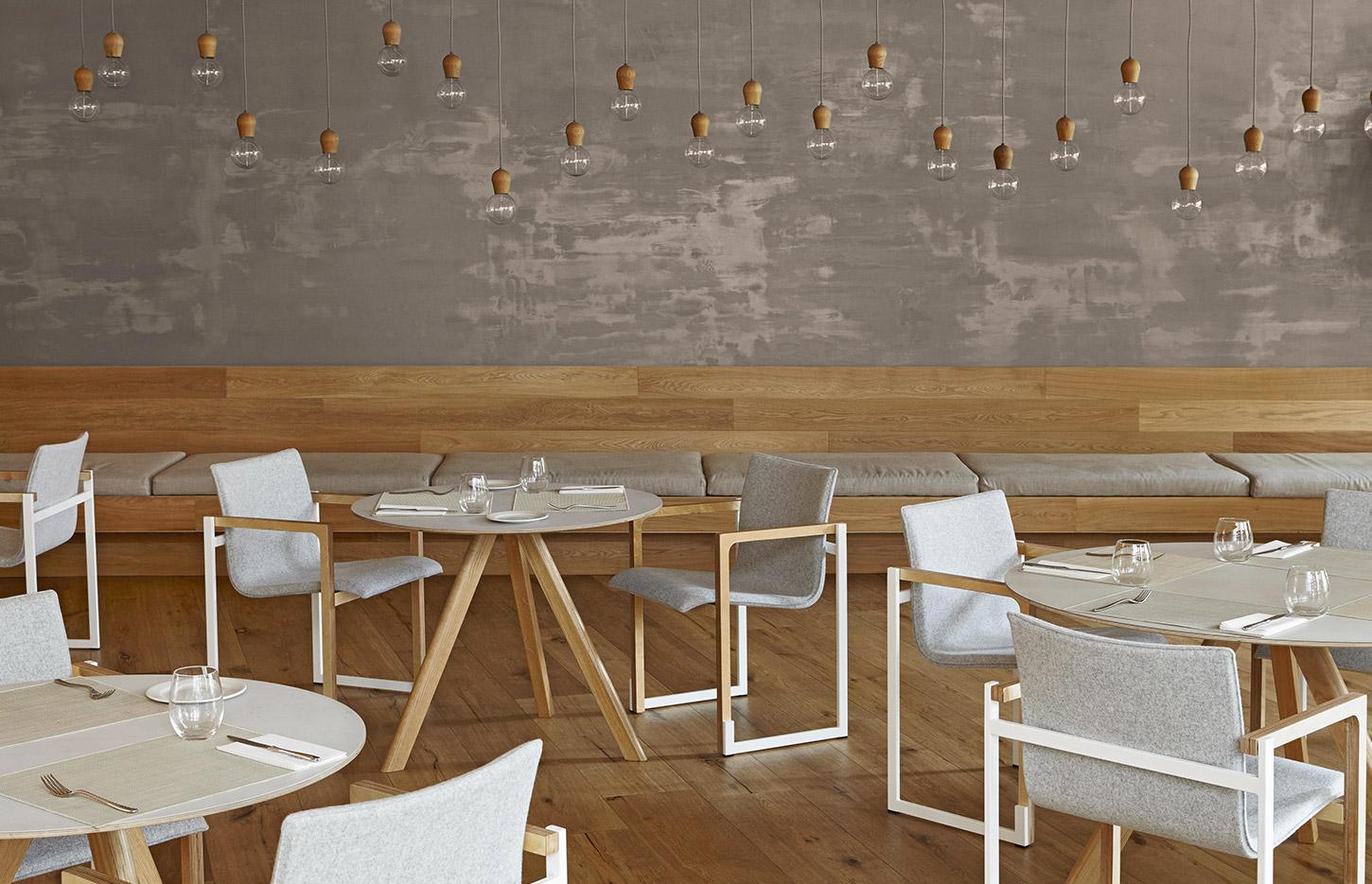 Siège piétement bois et métal avec assise hêtre ou tapissée, gamme Lecorci, France Bureau