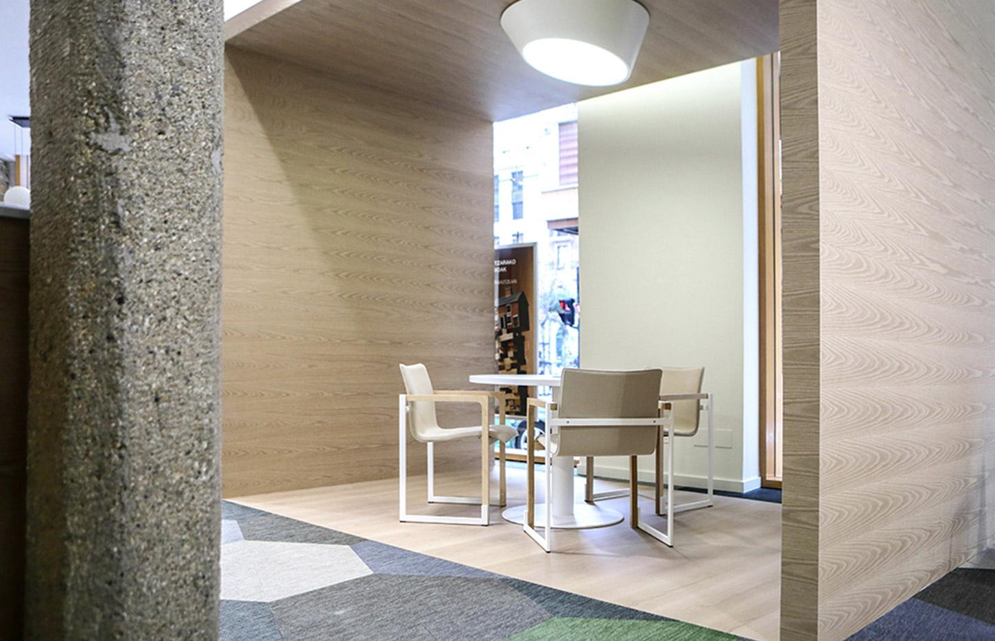 Siège piétement bois et métal avec assise hêtre ou tapissée, gamme Lecorci, France Bureau