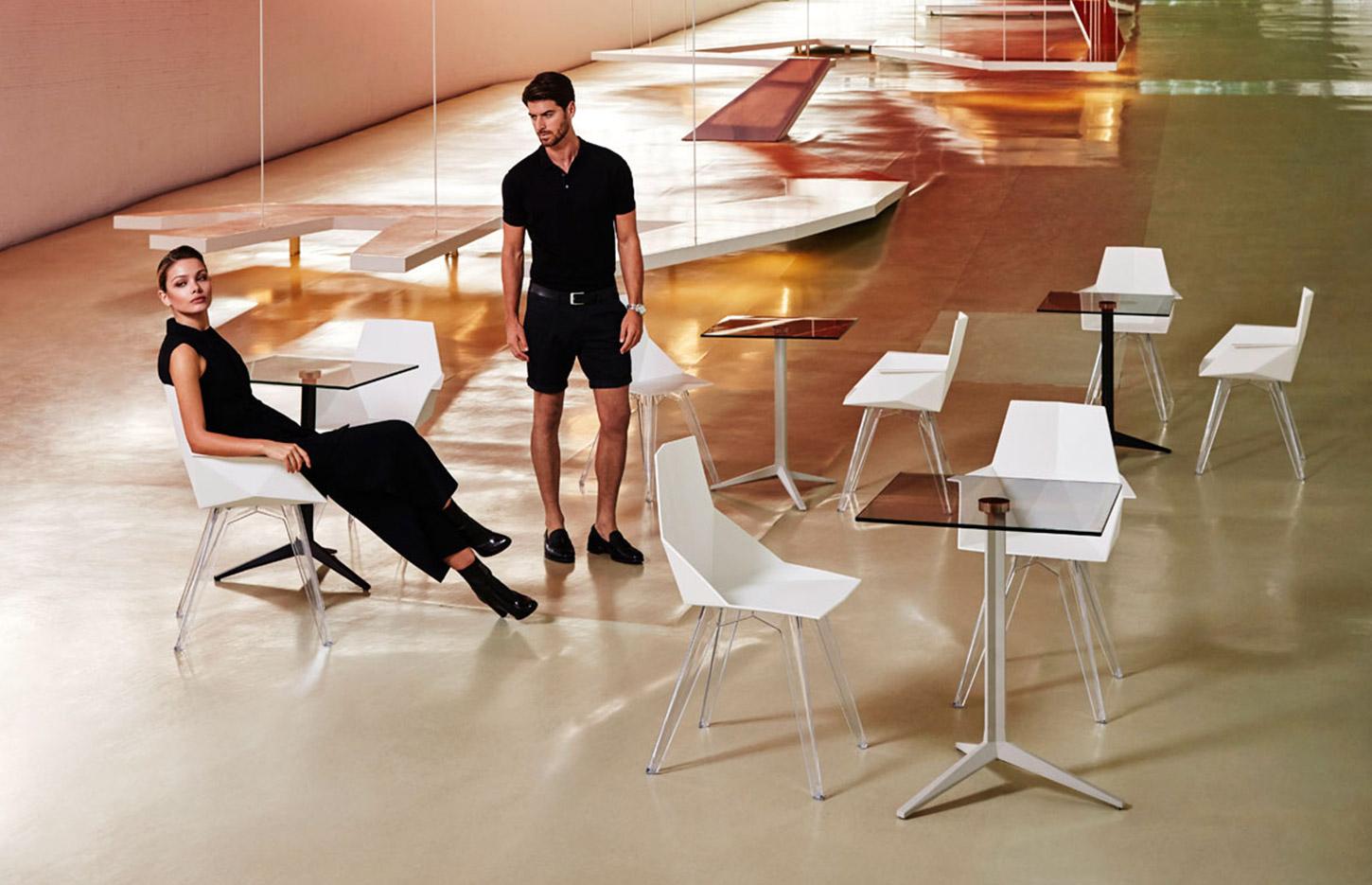 Table et chaise d\'extérieur ronde, carrée ou rectangulaire, gamme Lena - France Bureau