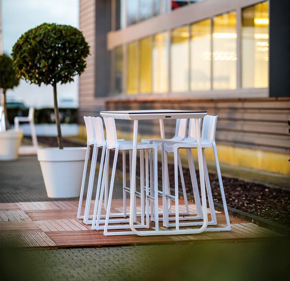 Table bar haute pieds trapèzes ou arche pour l\'extérieur, gamme Lunda haute, France Bureau