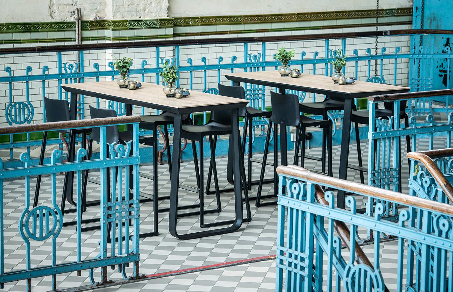 Table bar haute pieds trapèzes ou arche pour l\'extérieur, gamme Lunda haute, France Bureau