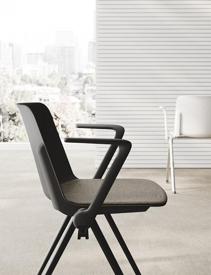 Chaise polyvalente en polymère avec accoudoirs et tablettes écritoires, gamme Mafadi - France Bureau