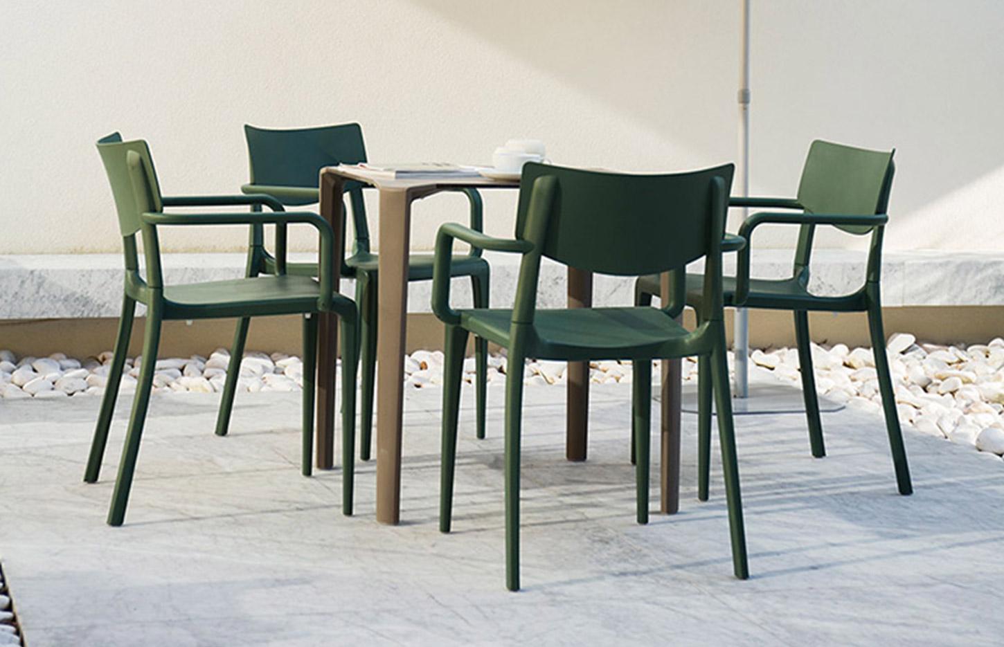 Chaises d\'extérieur empilable avec ou sans accoudoirs en polypropylène , gamme Mare - France Bureau