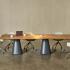Table tonneau au style sculptural, structure métallique et plateau robuste en finition chêne, gamme Medina Réunion - France Bureau