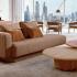 Canapé design cognac et tables basses rondes dans un open space avec vue urbaine, gamme Misurina - France Bureau