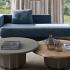 Canapé avec chaise longue en tissu bleu pétrole et tables basses rondes en bois, gamme Misurina - France Bureau