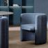 Fauteuils crapaud bleus autour d\'une table de réunion ronde, gamme Misurina - France Bureau