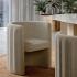 Fauteuil crapaud en tissu écru avec dossier sculptural, espace lounge, gamme Misurina - France Bureau