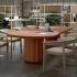 Table de réunion ovale orange poudré en open space avec chaises en bois, gamme Misurina - France Bureau