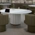 Table de réunion ronde blanche entourée de fauteuils cannelés vert olive, gamme Misurina - France Bureau