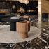 Table de réunion ronde noire avec fauteuils terracotta dans un espace lounge, gamme Misurina - France Bureau
