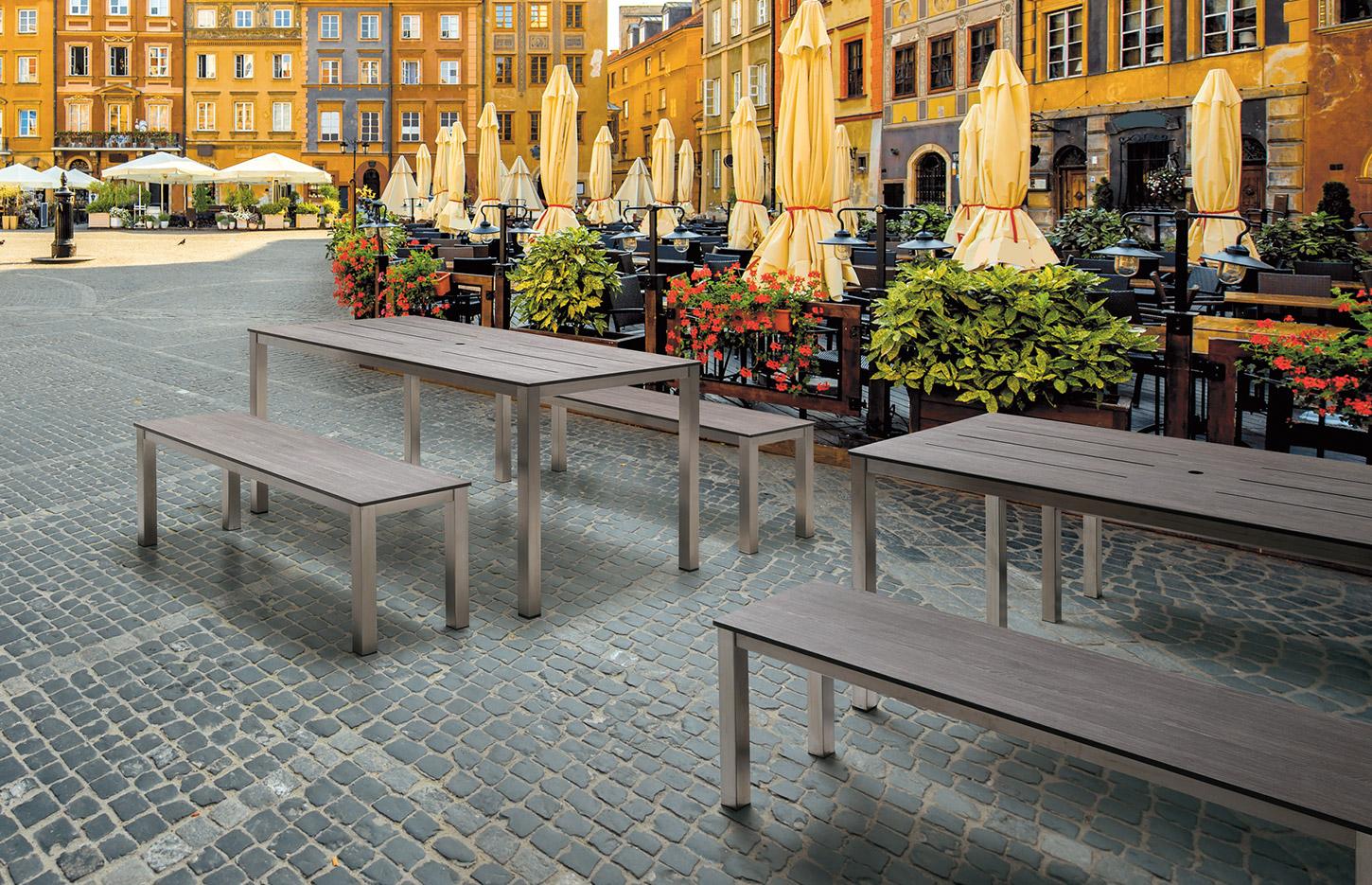 Table et chaise d\'extérieur avec plateau stratifié ou HPL, gamme Moero - France Bureau