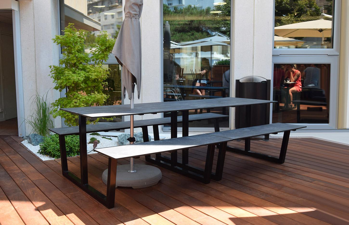 Table et chaise d\'extérieur revêtement coloré moderne ou boisé, gamme Ness - France Bureau
