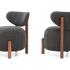 Fauteuil d\'accueil tissu gris vu de trois quarts avant et arrière, gamme Omana - France Bureau