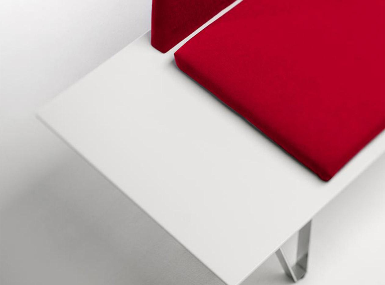 Banquette d\'accueil en mdf blanc et tapissé tissu similicuir, gamme Parrot - France Bureau