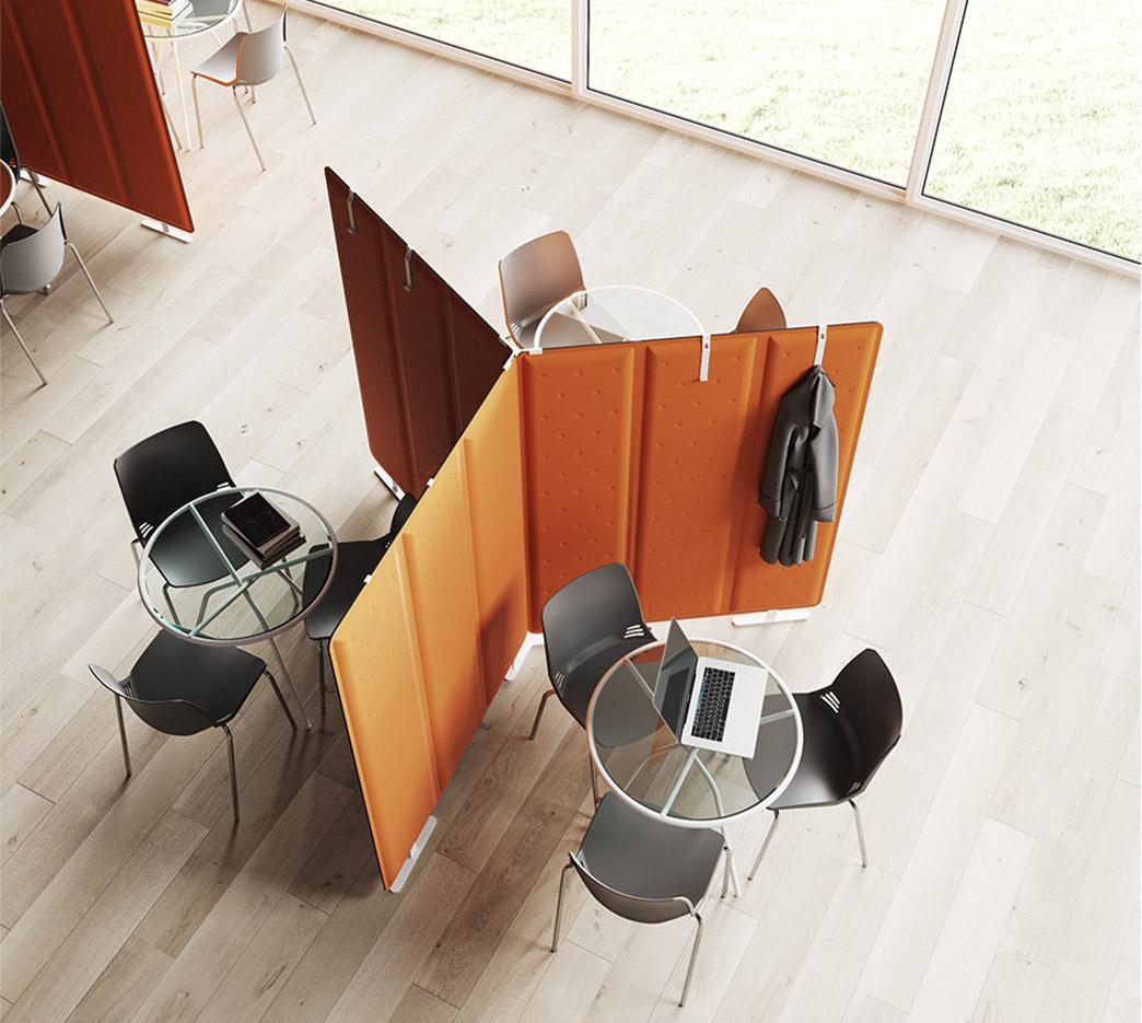 Cloison amovible bureau avec canapé table trapèze et table basse, gamme Pico Play - France Bureau