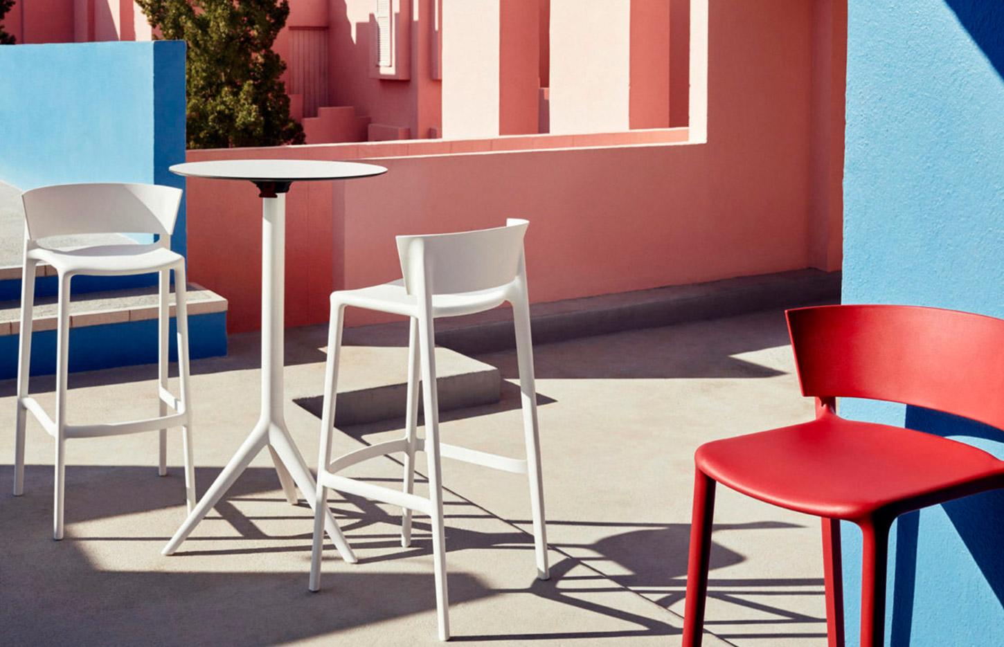 Table et chaise d\'extérieur en polypropylène ou plastique, gamme Roxen, mobilier de bureau France Bureau