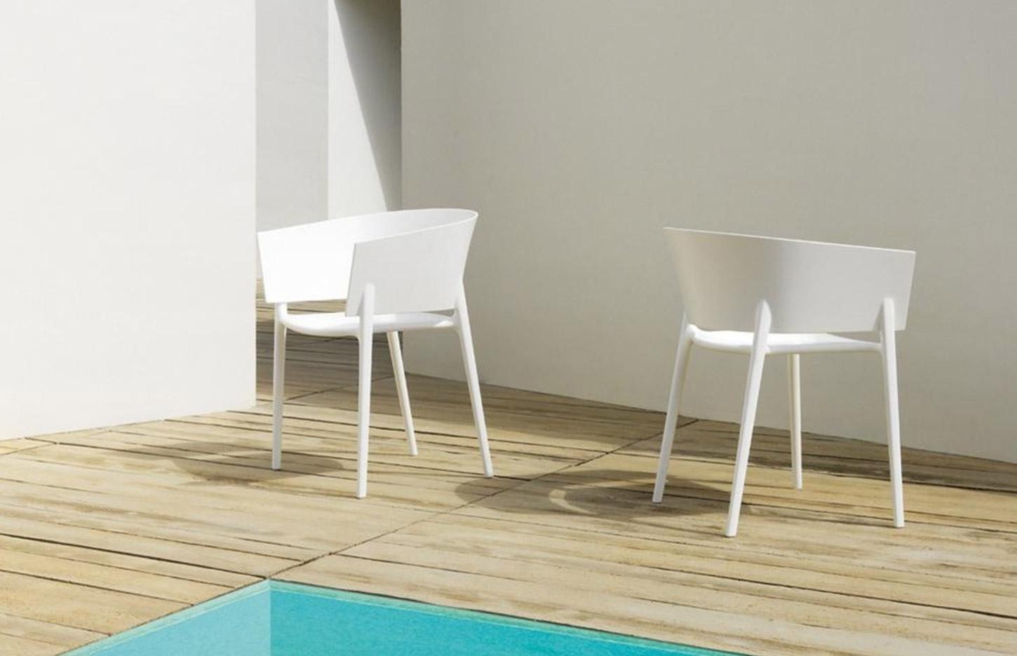 Table et chaise d\'extérieur en polypropylène ou plastique, gamme Roxen, mobilier de bureau France Bureau