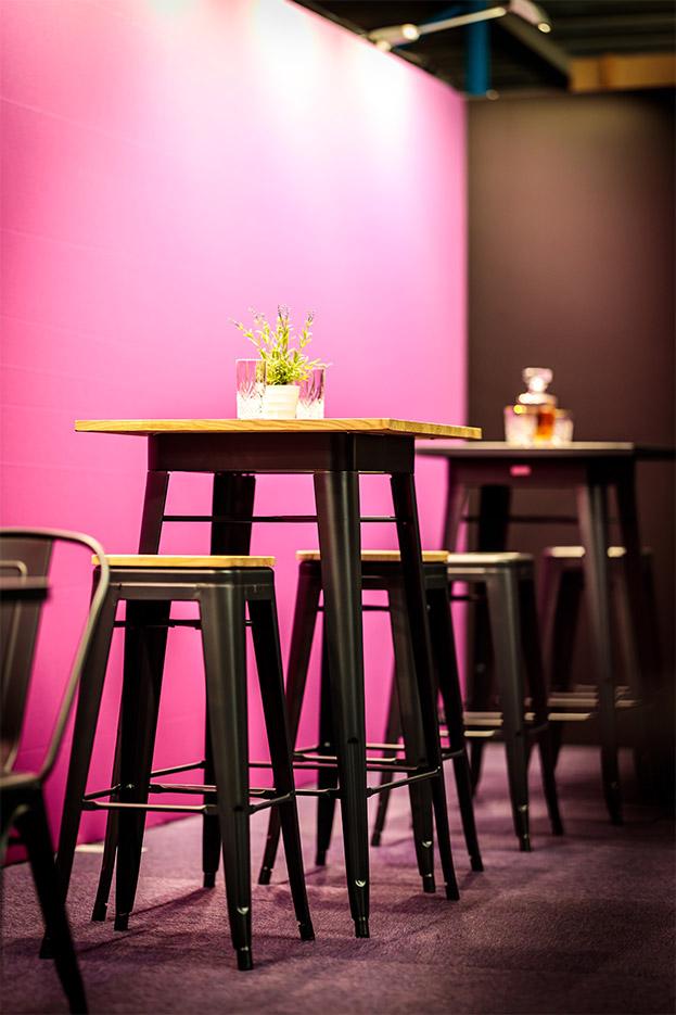 Tables hautes et tabourets style industriel en acier et bois, gamme Sepik haute, France Bureau