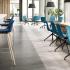 Tabouret design coque tissu bleu foncé assise assorti repose pieds, piétement bois - gamme Shuffleis1 Interstuhl - France Bureau