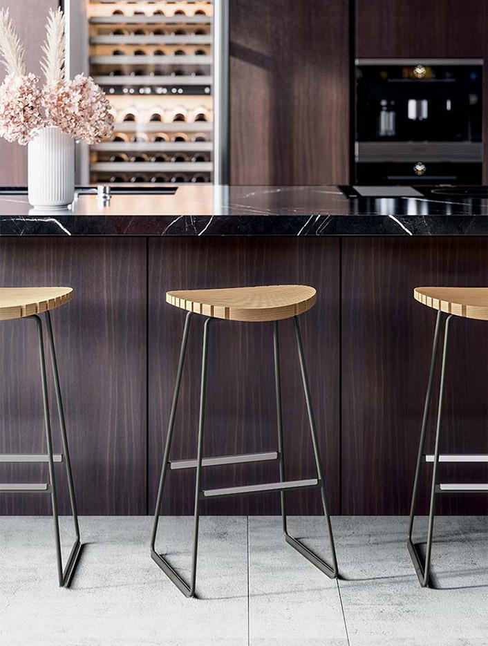 Tabouret assise lattes de bois structure acier, gamme Sillan - France Bureau