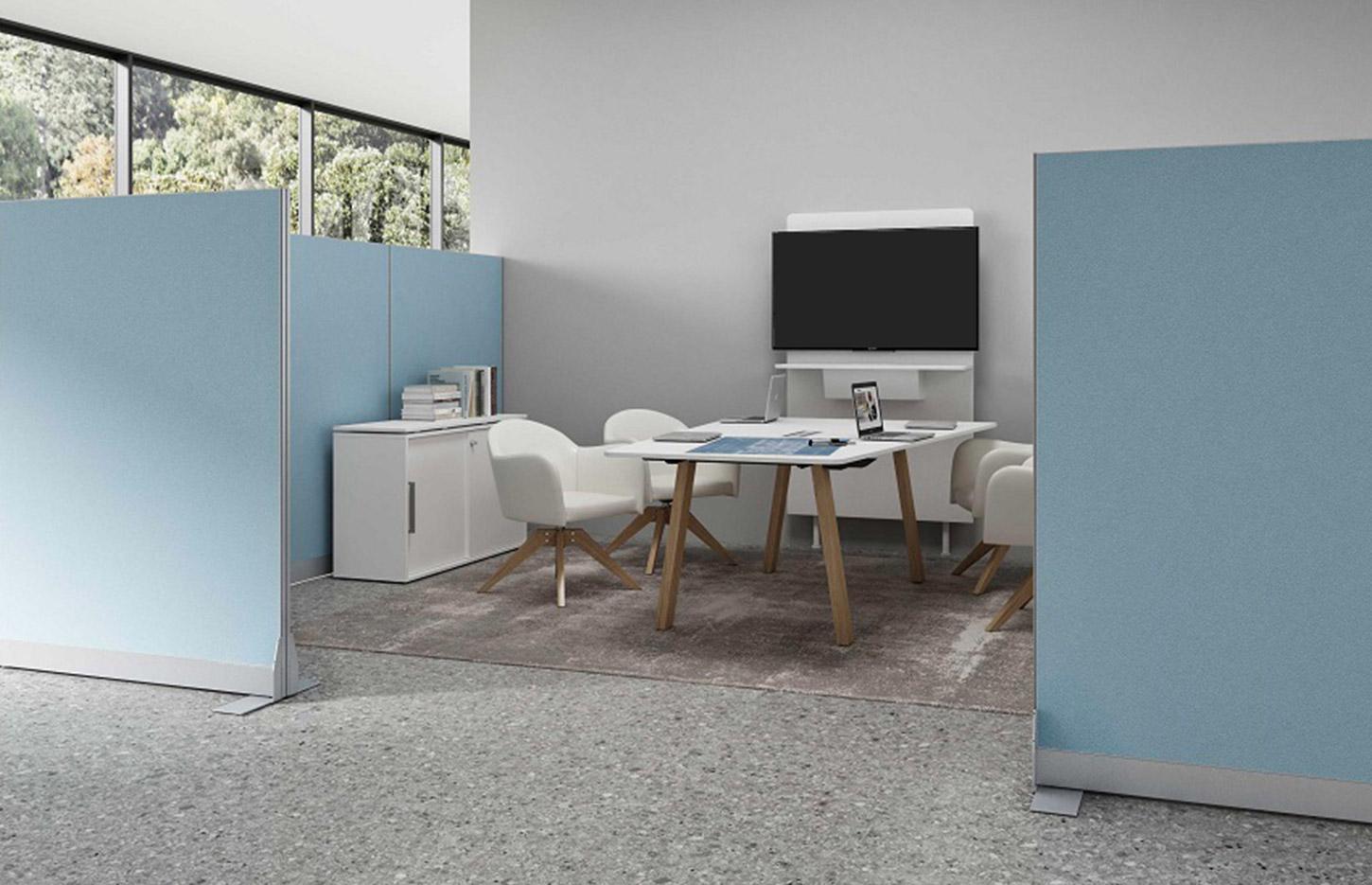 Table de réunion piétement chêne brut avec mur multimédia, gamme Stanley - France Bureau