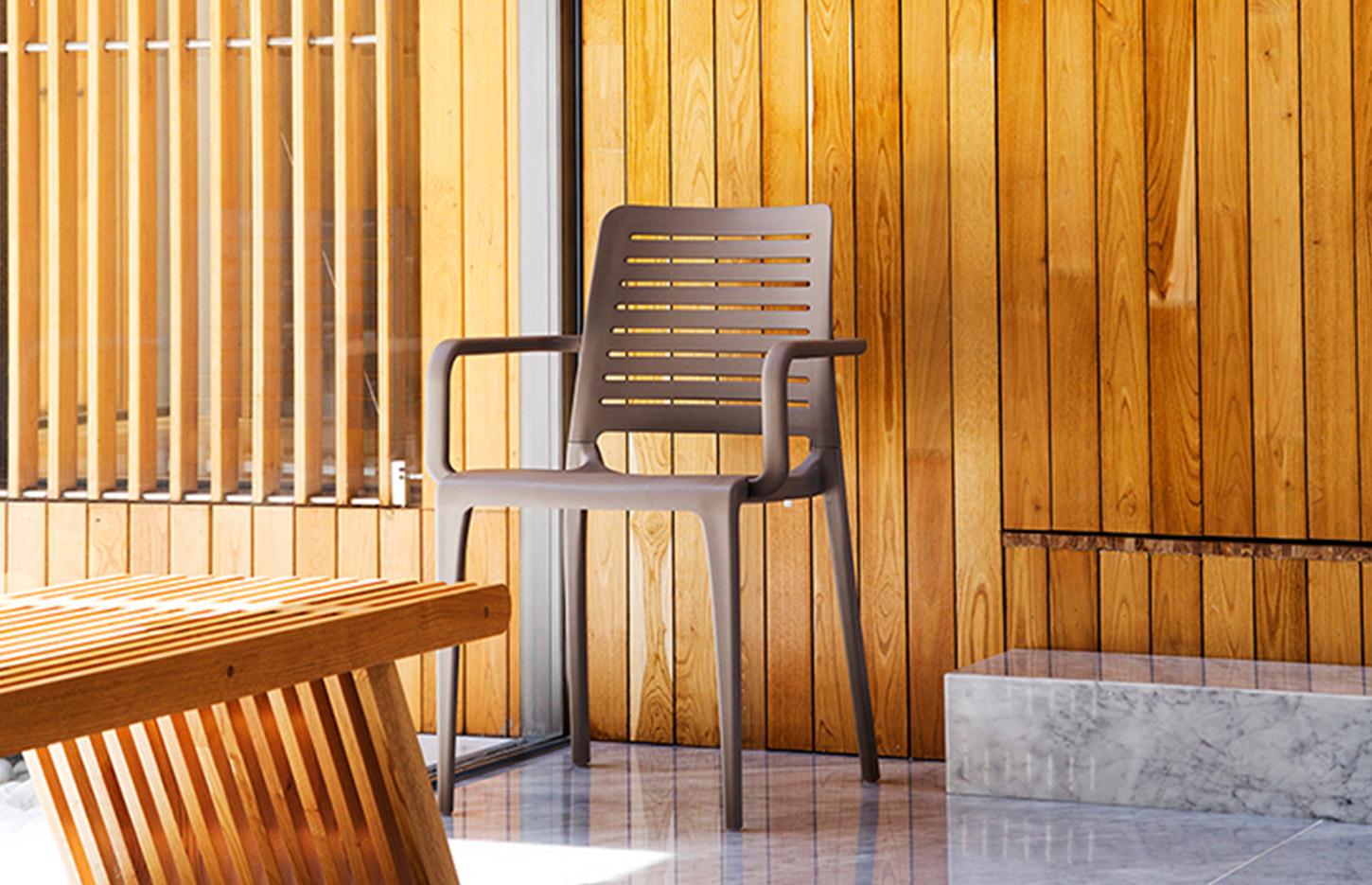 Chaises d\'extérieur empilable avec ou sans accoudoirs en polypropylène , gamme Sunart - France Bureau