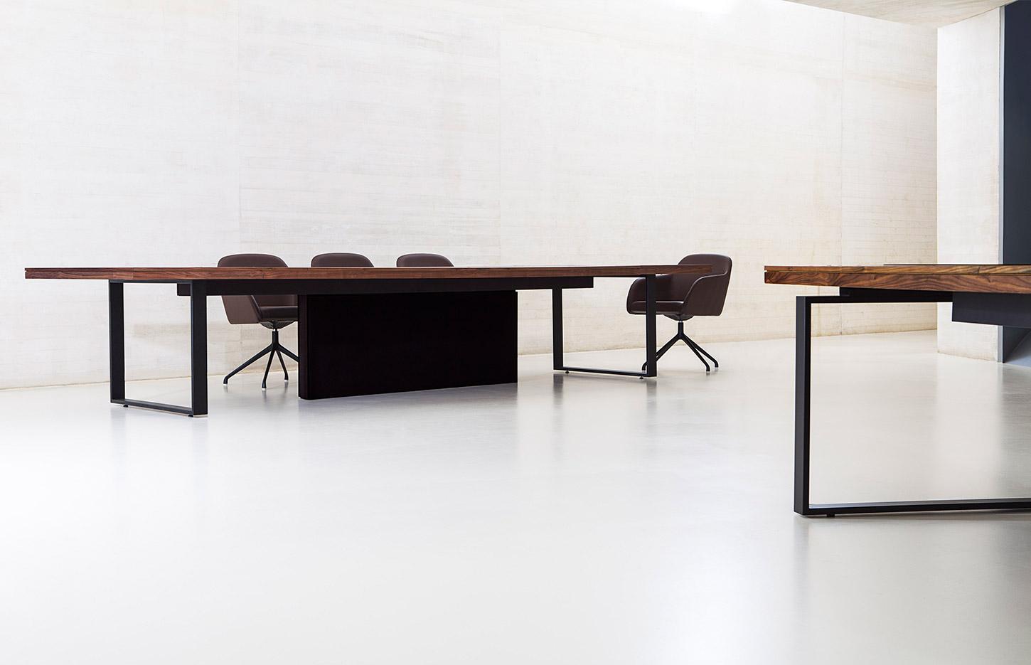Bureau de direction design en bois et similicuir sur meuble, gamme Tindaya - France Bureau