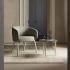 Chaise d\'accueil vert sauge, piétement bois clair, en situation salon, gamme Tovel - France Bureau