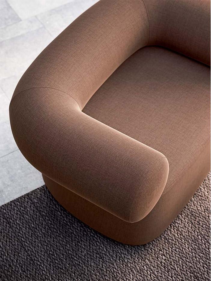 Fauteuil et canapé confort avec accoudoirs rembourré en tissu, gamme Trebbia - France Bureau
