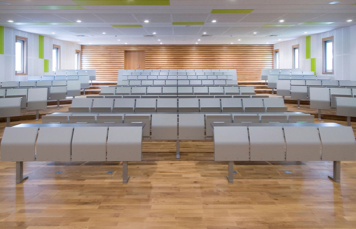 Amphithéâtre bois ou tissu avec structure argent ou noir, assise rabattable, gamme Trivor - France Bureau
