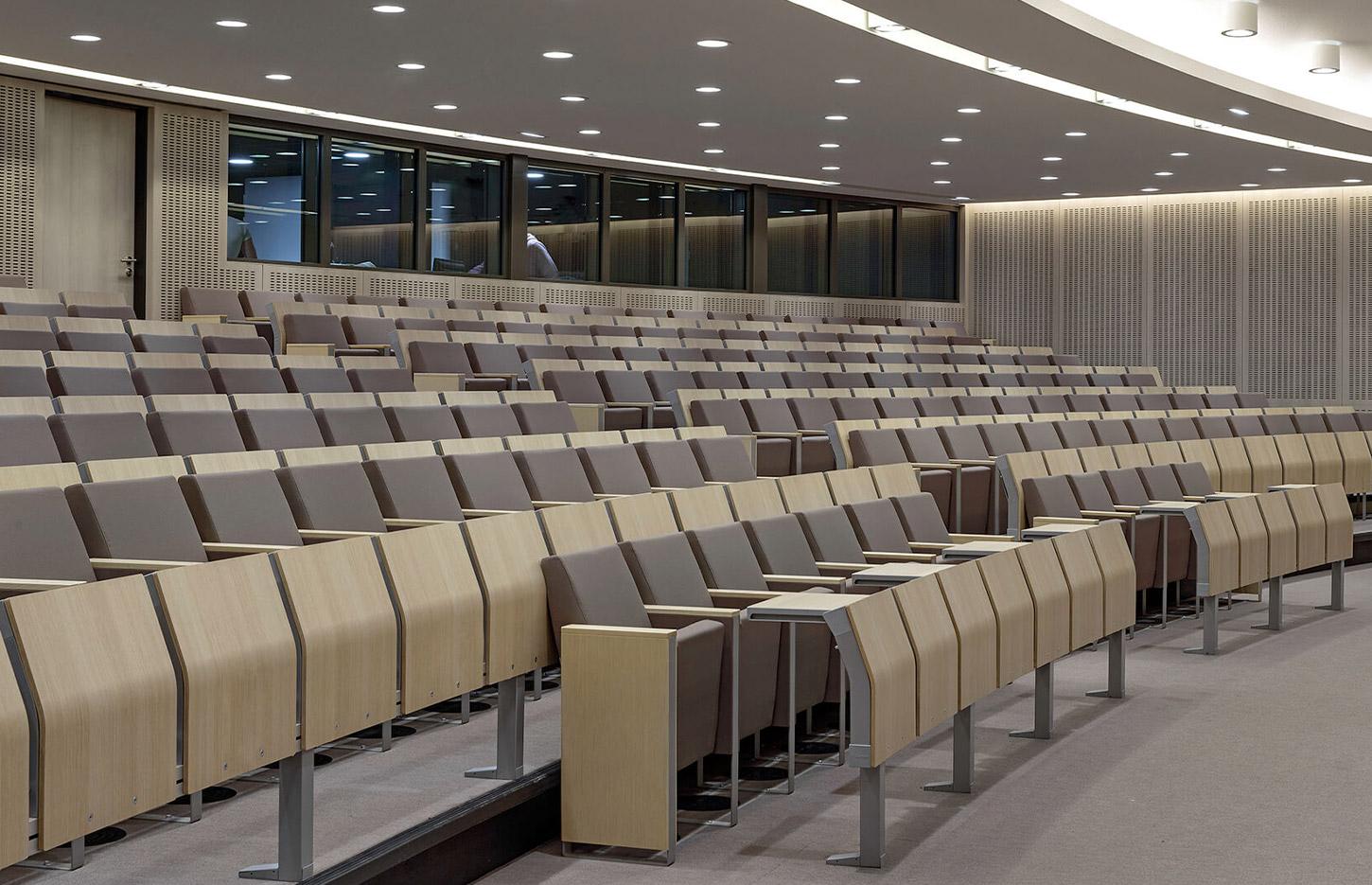 Amphithéâtre bois ou tissu avec structure argent ou noir, assise rabattable, gamme Trivor - France Bureau