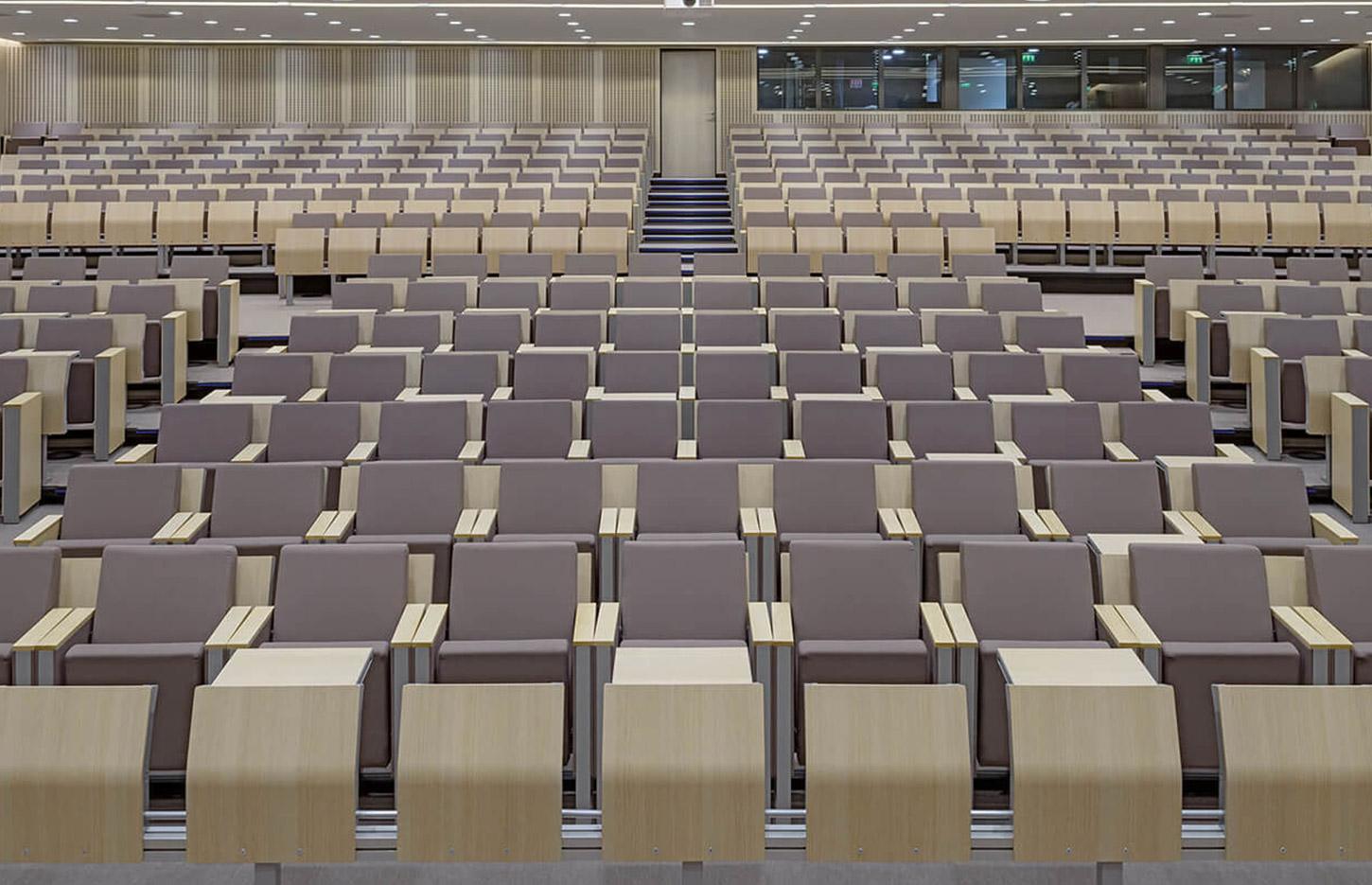 Amphithéâtre bois ou tissu avec structure argent ou noir, assise rabattable, gamme Trivor - France Bureau