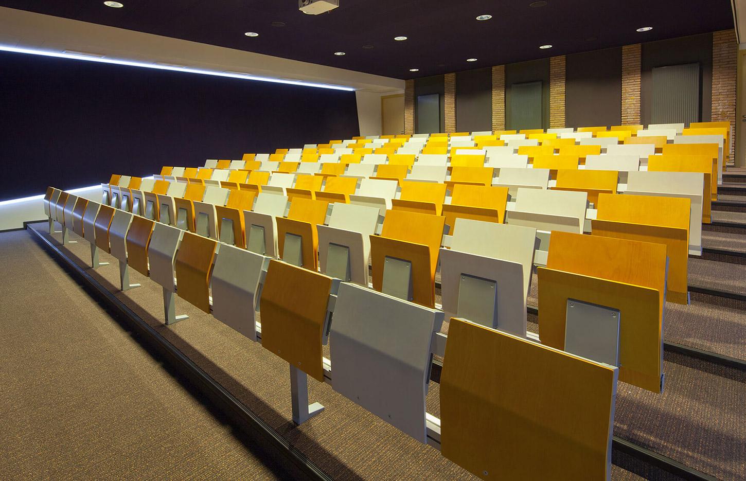 Amphithéâtre bois ou tissu avec structure argent ou noir, assise rabattable, gamme Trivor - France Bureau
