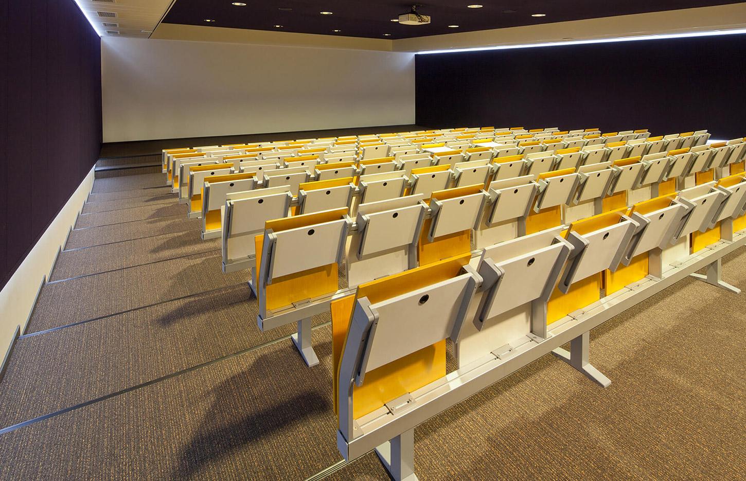 Amphithéâtre bois ou tissu avec structure argent ou noir, assise rabattable, gamme Trivor - France Bureau