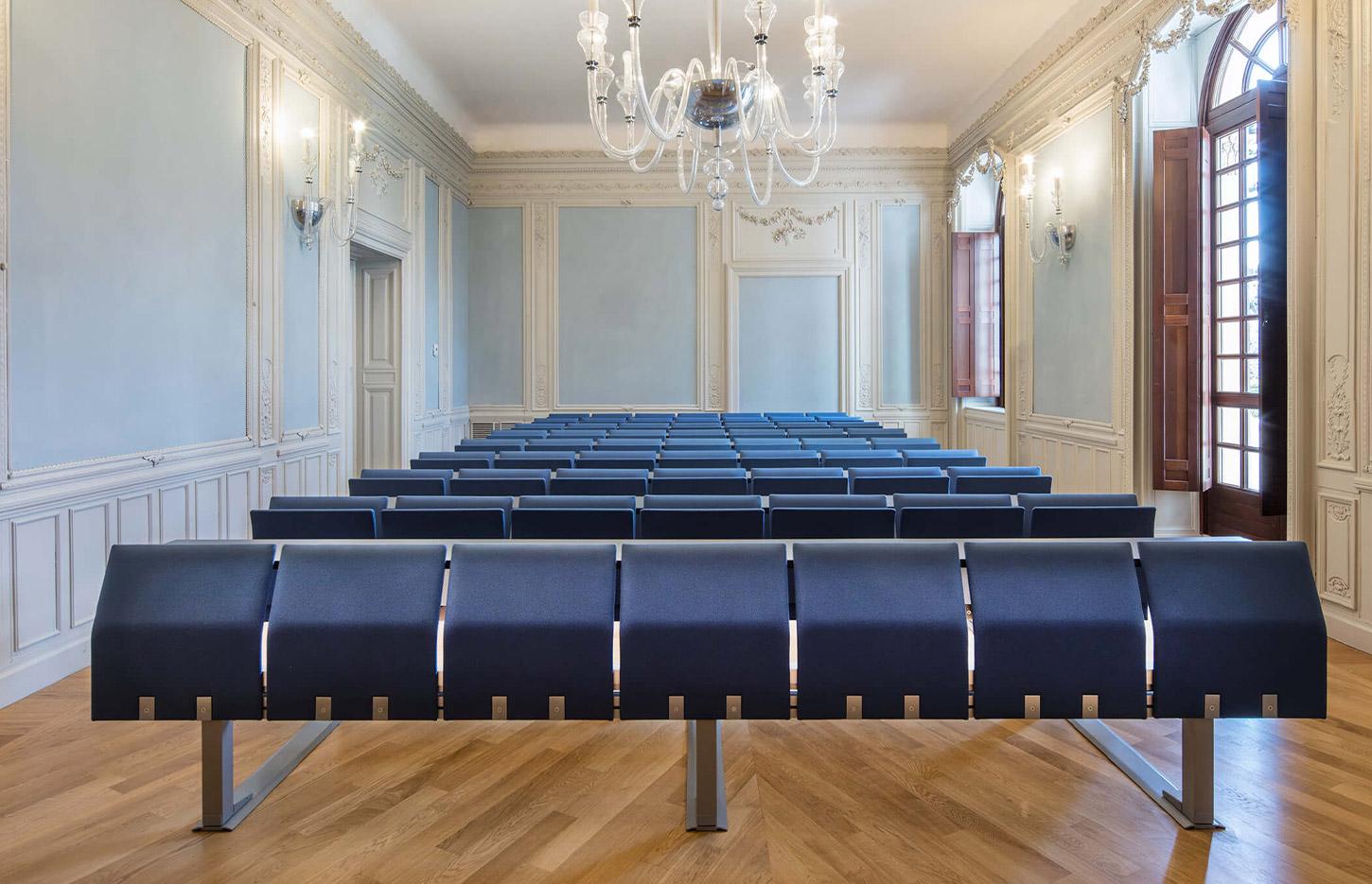 Amphithéâtre bois ou tissu avec structure argent ou noir, assise rabattable, gamme Trivor - France Bureau