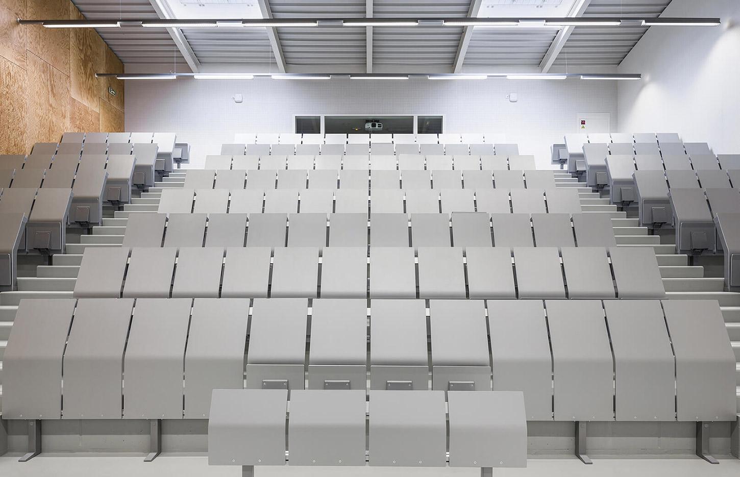 Amphithéâtre bois ou tissu avec structure argent ou noir, assise rabattable, gamme Trivor - France Bureau