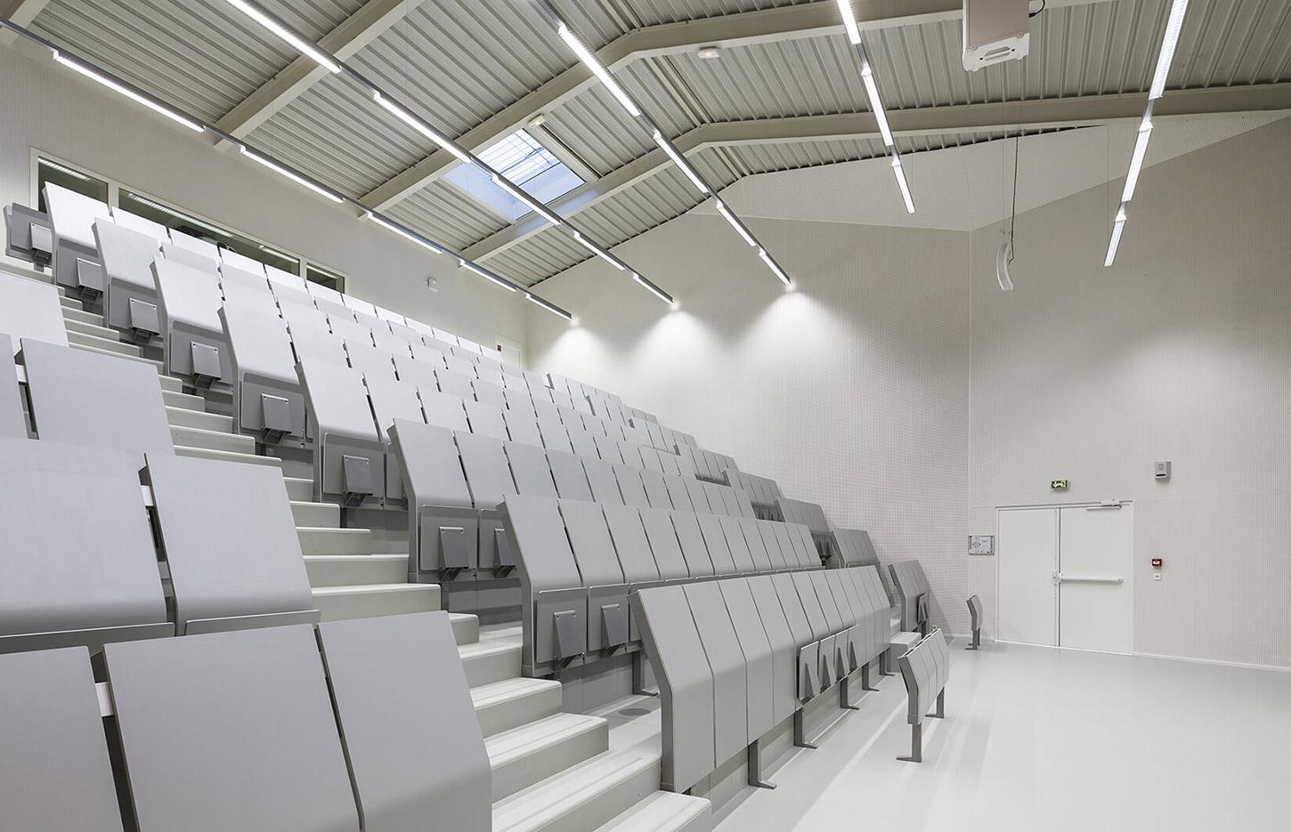 Amphithéâtre bois ou tissu avec structure argent ou noir, assise rabattable, gamme Trivor - France Bureau