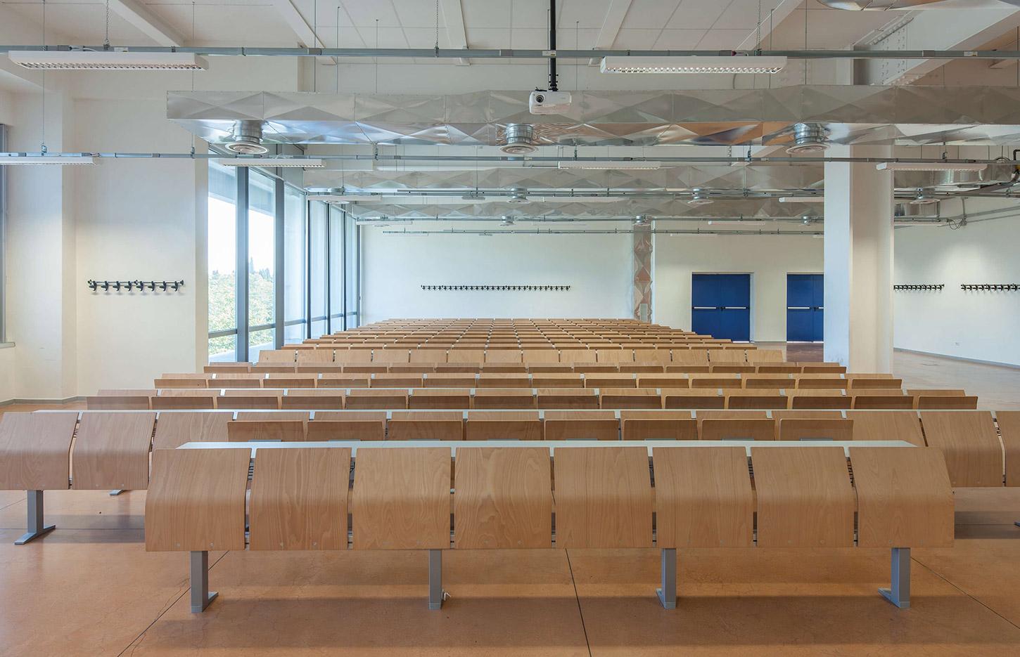 Amphithéâtre bois ou tissu avec structure argent ou noir, assise rabattable, gamme Trivor - France Bureau