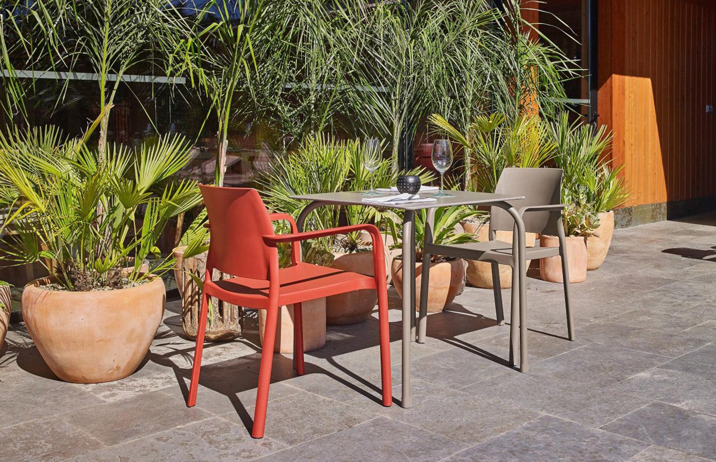 Table et mange-debout pour l\'extérieur avec plateau stratifié, gamme Tummel - France Bureau